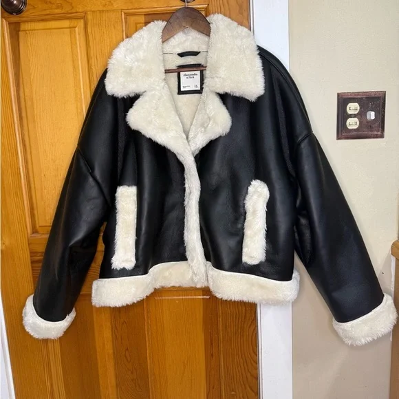 Abercrombie & Fitch Black and Cream Teddy Jacket - Picture 2 of 6